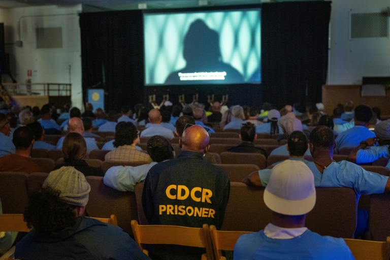 Des prisonniers et des invités assistent à une projection dans le cadre du festival du film de San Quentin, à la prison de San Quentin, en Californie, le 24 octobre 2025
