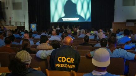 Des prisonniers et des invités assistent à une projection dans le cadre du festival du film de San Quentin, à la prison de San Quentin, en Californie, le 24 octobre 2025