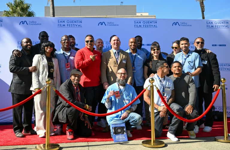 Le directeur de la prison de San Quentin Chance Andes (au centre) sur le tapis rouge du festival de cinéma de San Quentin, en Californie, le 23 octobre 2025
