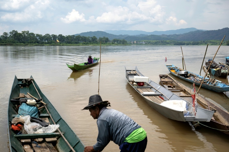Le pêcheur Somdet Singthong pousse son bateau dans le Mékong, près de Chiang Saen, dans le nord de la Thaïlande, le 4 juin 2026