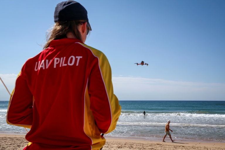 La secouriste Eliza Heys pilote son drone au large d'une plage à Sydney, le 1er octobre 2025