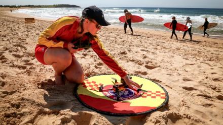 La secouriste Eliza Heys vérifie un drone après son atterrissage sur une plage à Sydney, le 1er octobre 2025
