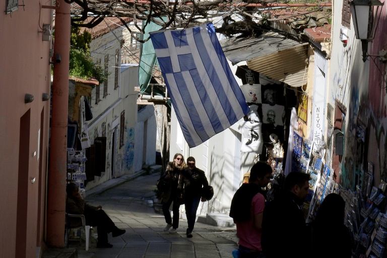 Des passants dans le quartier historique de Plaka, à Athènes, le 2 mars 2015