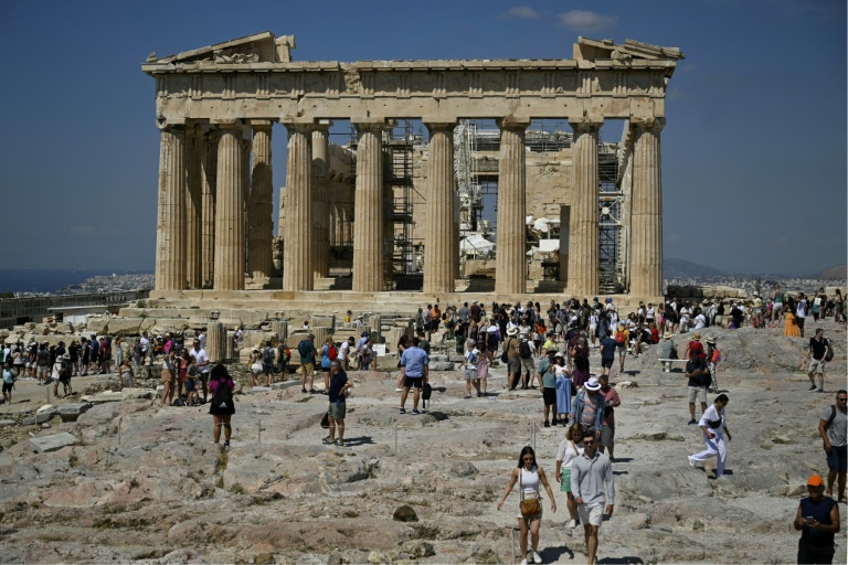 Des touristes le visitent le Parthenon, à Athènes, le 14 juin 2023
