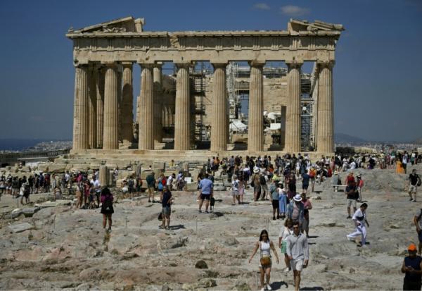 Des touristes le visitent le Parthenon, à Athènes, le 14 juin 2023