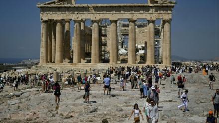 Des touristes le visitent le Parthenon, à Athènes, le 14 juin 2023
