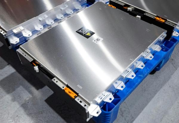 Un module de batterie électrique dans l'usine du fabricant AESC (Automotive Energy Supply Corporation), le 13 novembre 2025 à Lambres-lez-Douai