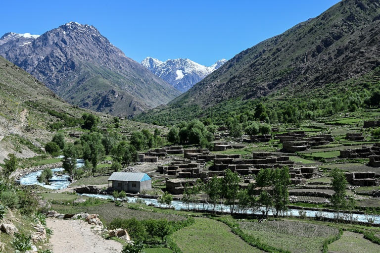 La rivière qui borde le village d'Eshtiwi, au Nouristan, en Afghanistan, le 8 juin 2026