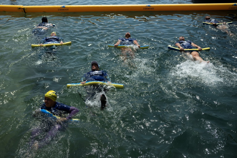 Des mères des quartiers Nord de Marseille participent à un cours de natation dispensé par l'association 