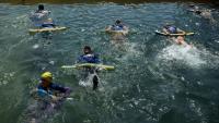 Des mères des quartiers Nord de Marseille participent à un cours de natation dispensé par l'association "Le Grand Bleu" dans une piscine d'eau de mer près du port de l'Estaque, le 11 août 2025