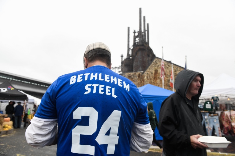 Des personnes assistent à une fête près d'anciens hauts-fourneaux à Bethlehem, en Pennsylvanie, aux Etats-Unis, le 4 octobre 2026