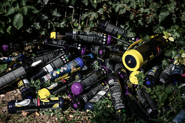 Des bouteilles de protoxyde d'azote, utilisé comme gaz hilarant, lors d'une opération de démantèlement d'un réseau de trafic de drogue, le 22 août 2025 à Melun, en Seine-et-Marne