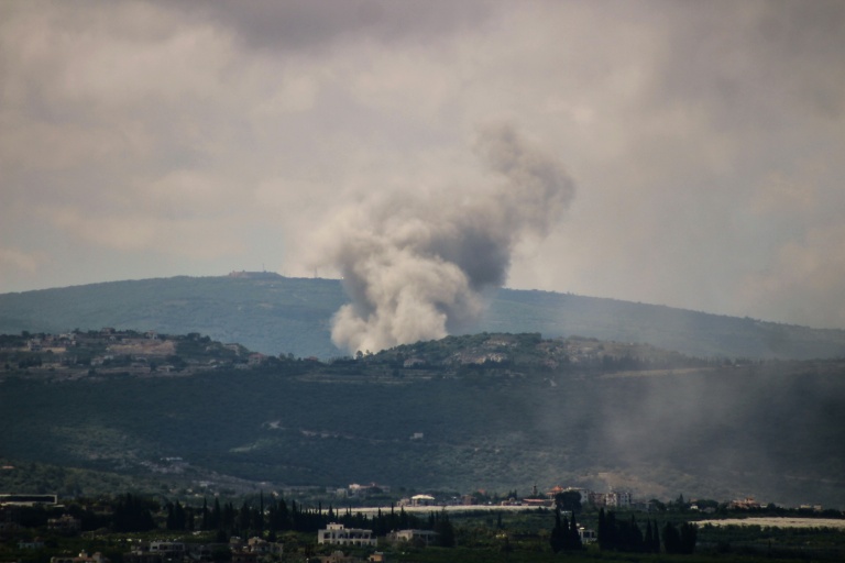 La fumée d'une frappe aérienne israélienne sur le village de Zibqin, dans le sud du Liban, le 25 mai 2026