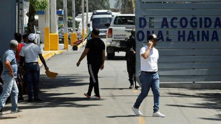 Des personnes attendent devant l'entrée du centre de détention migratoire de Haina, à Saint-Domingue, le 21 avril 2025 en République domincaine
