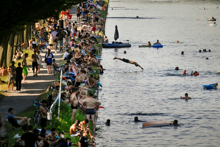 Des personnes se rafraîchissent au bord du canal Dortmund-Ems à Dortmund, dans l'ouest de l'Allemagne, le 26 juin 2026, lors d'un épisode de canicule en Europe