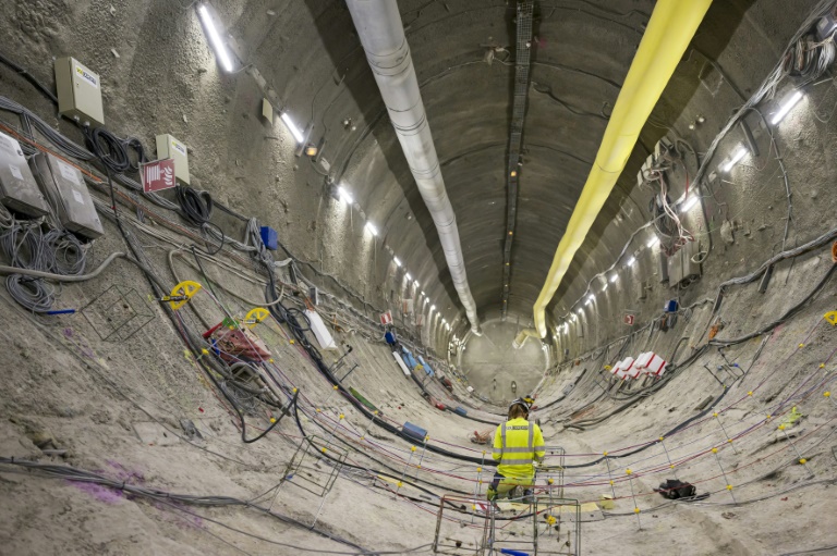 Un ingénieur dans le laboratoire souterrain de recherche du site d'enfouissement de déchets nucléaires Cigeo (Centre Industriel de stockage Géologique), exploité par l'Agence nationale française pour la gestion des déchets radioactifs, Andra, à Bure, dans l'est de la France, le 8 août 2024