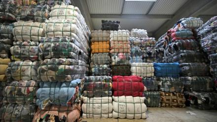 Des sacs de vêtements de seconde main entreposées au centre de recyclage "Le Relais, Acigné, banlieue de Rennes, le 21 juillet 2025