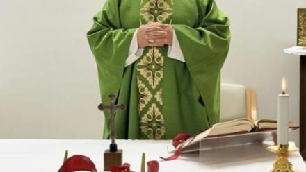 Photo prise et diffusée le 16 octobre 2026 par Vatican Media montrant le pape Léon XIV célébrant une messe à l'hôpital Gemelli à Rome, où il est en convalescence après une intervention chirurgicale pour retirer une tumeur cancéreuse au poumon