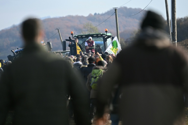 Des agriculteurs manifestent pour empêcher l'abattage d'un troupeau de 200 vaches, à la suite de la détection de la dermatose nodulaire contagieuse (DNC) aux Bordes-sur-Arize, le 11 décembre 2025 en Ariège