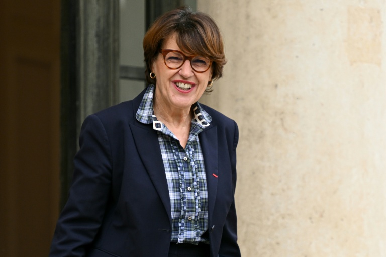 La ministre française de l'Agriculture, Annie Genevard, quitte l'Élysée après une réunion du Conseil des ministres, à Paris, le 10 décembre 2025
