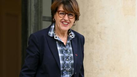 La ministre française de l'Agriculture, Annie Genevard, quitte l'Élysée après une réunion du Conseil des ministres, à Paris, le 10 décembre 2025