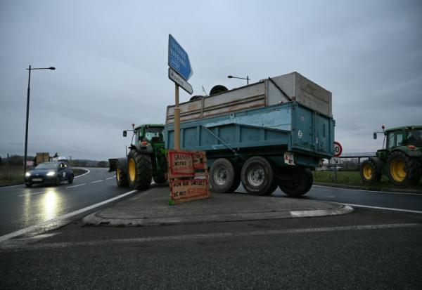 Des tracteurs de l'organisation des Jeunes agriculteurs bloquent un rond-pont près de l'auroute  A61 à Castelnaudary dans le sud-ouest de la France le 17 décembre