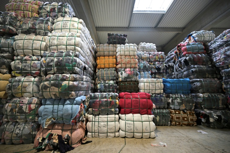 Des sacs de vêtements de seconde main entreposées au centre de recyclage 
