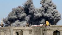 Un nuage de fumée s’élève après un bombardement israélien sur le camp de réfugiés palestiniens de Bureij, dans le centre de la bande de Gaza, le 23 mai 2025