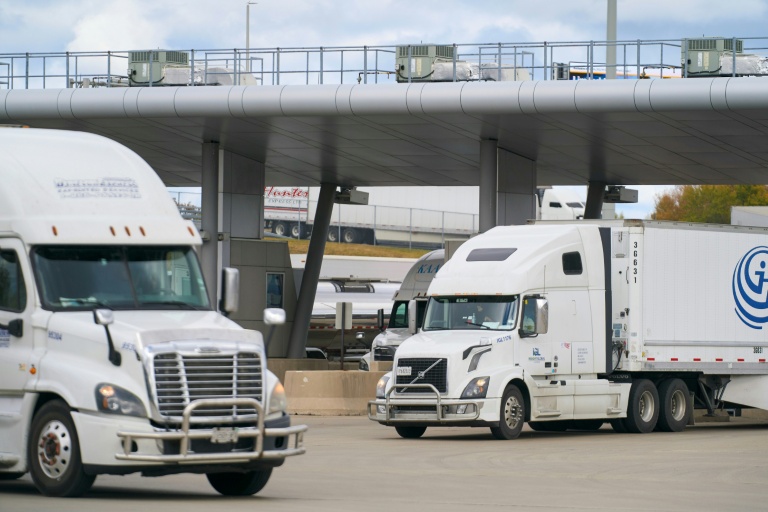 Des camions traversent le Canada en provenance des États-Unis au poste frontalier du pont Blue Water à Sarnia, en Ontario, le 24 octobre 2025