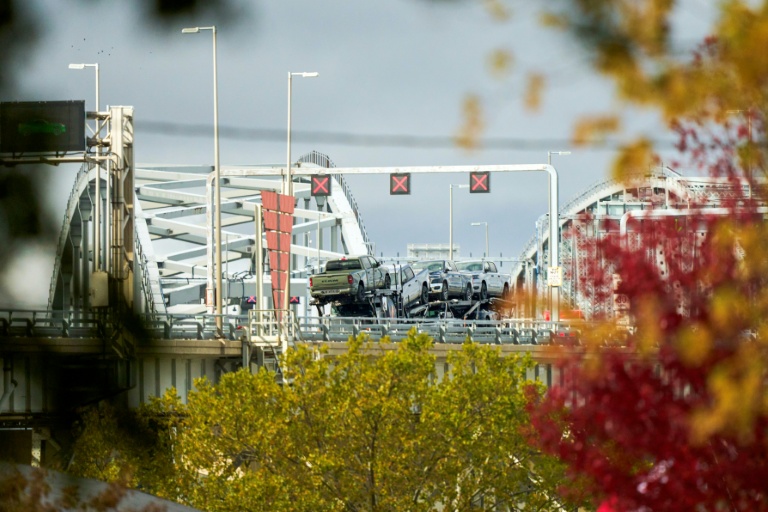 Des véhicules sont transportés vers les États-Unis depuis le Canada au poste frontière du pont Blue Water à Sarnia, en Ontario, le 24 octobre 2025