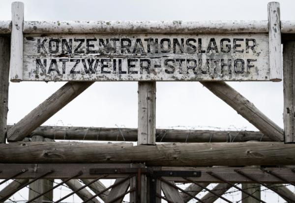Un panneau annonçant le camp de concentration Natzweiler-Struthof à l'entrée du camp de Natzwiller, dans le Bas-Rhin, le 4 juin 2026