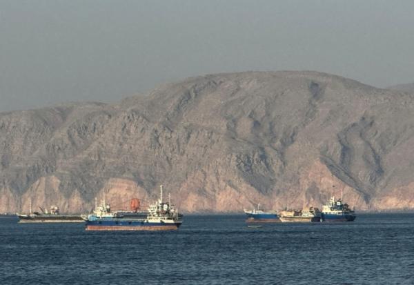 Des navires arrimés dans le détroit d'Ormuz, le 17 mai 2026