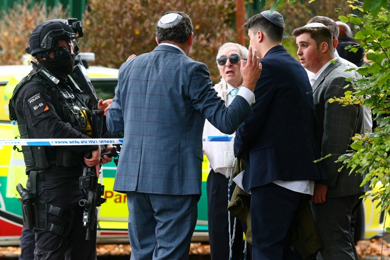 Des policiers à l'extérieur de la synagogue d'Heaton Park, à Manchester, en Angleterre, à la suite d'une attaque le 2 octobre 2025 