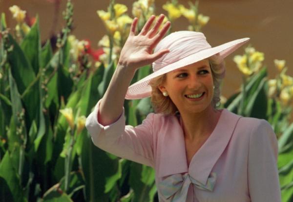 La princesse Diana salue la foule, le 27 janvier 1988 lors de sa visite au parc Footscray, dans la banlieue de Melbourne, en Australie