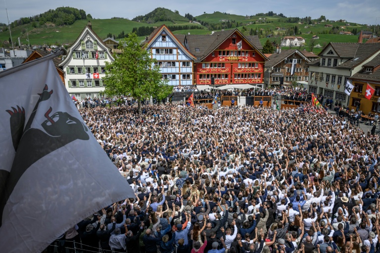 Des habitants d'Appenzell Rhodes-Intérieures, en Suisse, votent à main levée, le 26 avril 2026, conformément à une tradition datant du XVe siècle