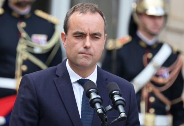 Le nouveau Premier ministre, Sébastien Lecornu, lors de la cérémonie de passation de pouvoir à l'Hôtel Matignon à Paris le 10 septembre 2025