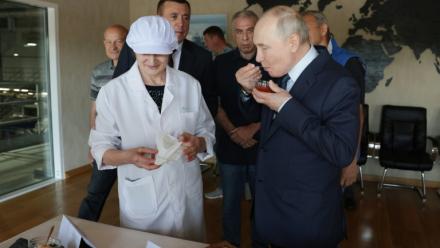 Photo de l'agence russe Sputnik montrant le président russe Vladimir Poutine goûtant du caviar lors d'une visite à l'usine de transformation du poisson Yasny, à Itouroup, dans l'archipel des îles Kouriles, disputé avec le Japon, le 13 août 2026