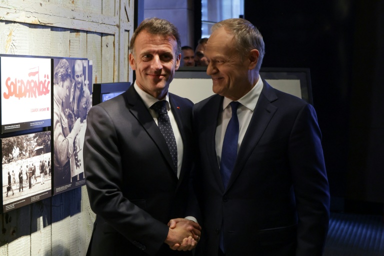 Emmanuel Macron et Donald Tusk à Gdansk le 20 avril 2026, lors de la visite d'une exposition sur le syndicat Solidarnosc

