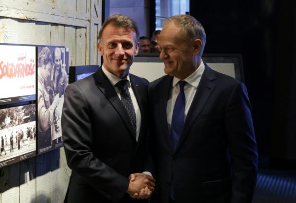 Emmanuel Macron et Donald Tusk à Gdansk le 20 avril 2026, lors de la visite d'une exposition sur le syndicat Solidarnosc

