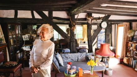 Dorothea Barron, 100 ans, vétérane britannique de la Seconde Guerre mondiale, lors d'un cours de yoga à la salle des fêtes de Harlow, le 31 mars 2025 au nord de Londres