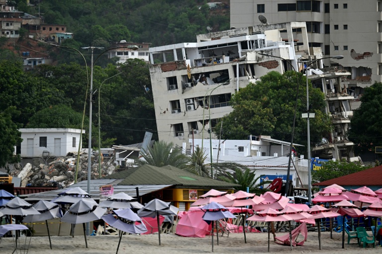 Un hôtel endommagé par le double séisme à Caraballeda, dans l'Etat de La Guaira au Venezuela, le 30 juin 2026