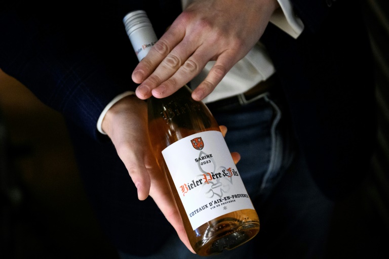La Fédération des exportateurs de vins et spiritueux (FEVS) français a appelé vendredi la France et l'Union européenne à poursuivre les négociations avec les Etats-Unis sur les droits de douane