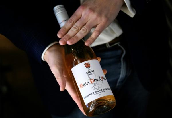 La Fédération des exportateurs de vins et spiritueux (FEVS) français a appelé vendredi la France et l'Union européenne à poursuivre les négociations avec les Etats-Unis sur les droits de douane