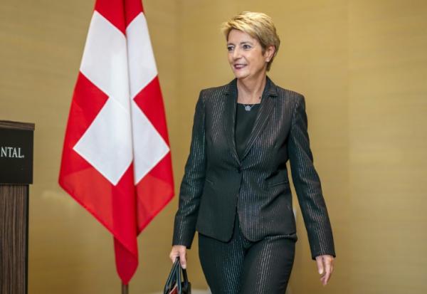 La présidente de la Suisse Karin Keller-Sutter, à la sorie d'une conférence de presse après une rencontre avec des responsables américaines sur les droits de douane, à Genève le 3 mai 2025