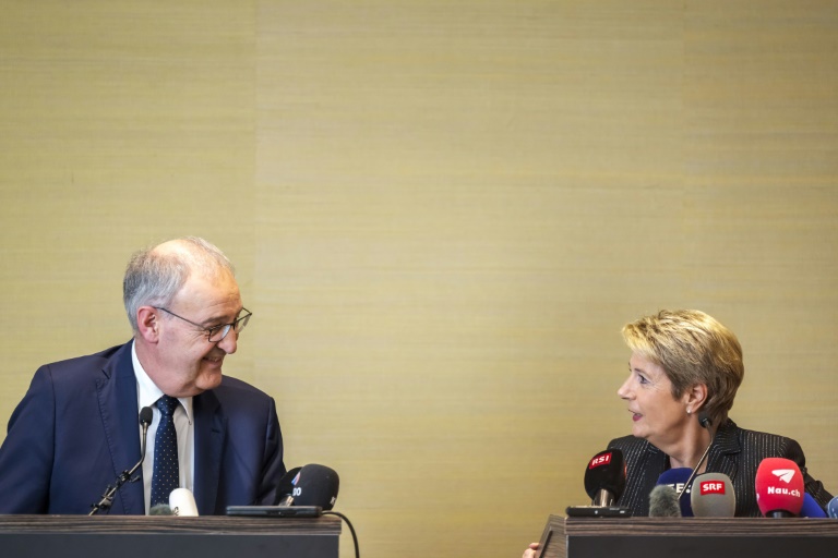 La présidente de la Suisse Karin Keller-Sutter (droite) et le ministre suisse de l'Economie, Guy Parmelin, lors d'une conférence de presse après une rencontre avec des responsables américaines sur les droits de douane, à Genève le 3 mai 2025Switzerland's President Karin Keller-Sutter (R) and Switzerland's Economy Minister Parmelin deliver a speech during a press conference and following a meeting to discuss trade relations and tariffs, in Geneva, on May 9, 2025. Switzerland and the United States agreed to speed up talks on striking a deal on Washington's tariffs, the Swiss president said following a meeting with top US officials.