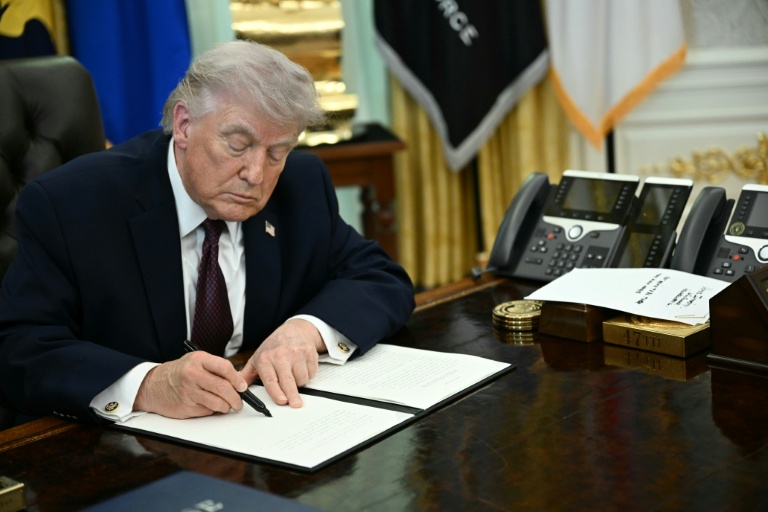 Le président américain Donald Trump signe des décrets dans le Bureau ovale de la Maison Blanche, le 31 mars 2026 à Washington