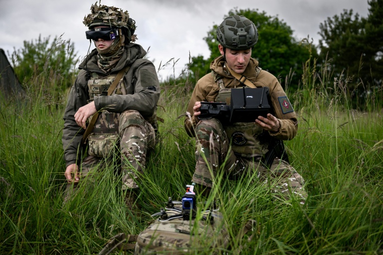Des militaires se préparent à piloter un drone FPV lors du premier 