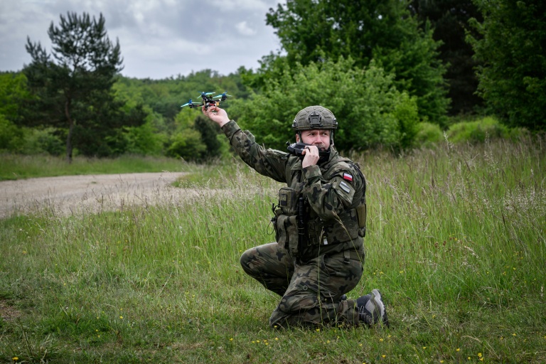Un soldat polonais se prépare à lancer un drone FPV lors du premier 