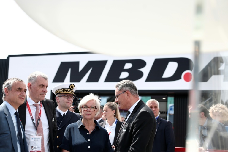La ministre française des Armées Catherine Vautrin sur le stard du missilier MBDA au salon Eurosatory à Villepinte, au nord de Paris, le 15 juin 2026