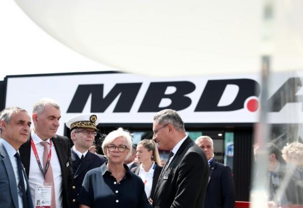 La ministre française des Armées Catherine Vautrin sur le stard du missilier MBDA au salon Eurosatory à Villepinte, au nord de Paris, le 15 juin 2026